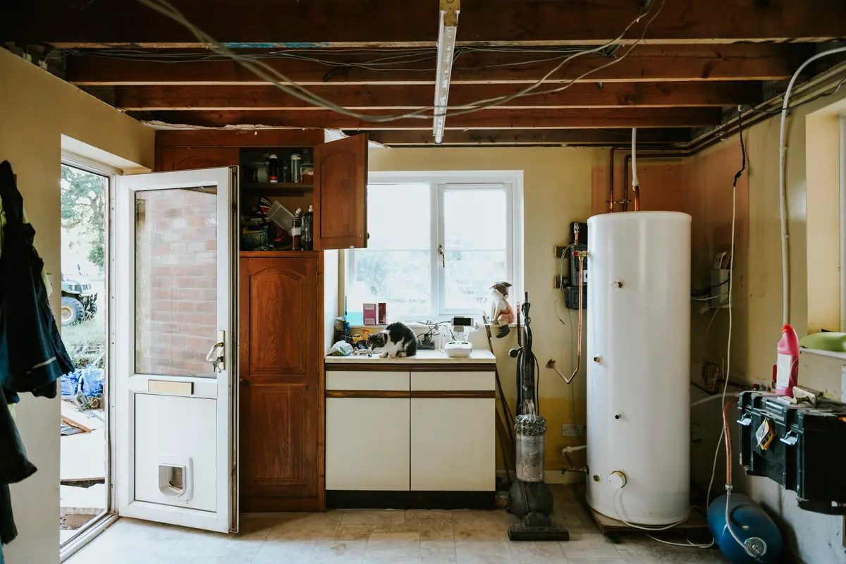 Zu beräumender Raum mit Haushaltsgeräten bei einer Hausauflösung in Leipzig