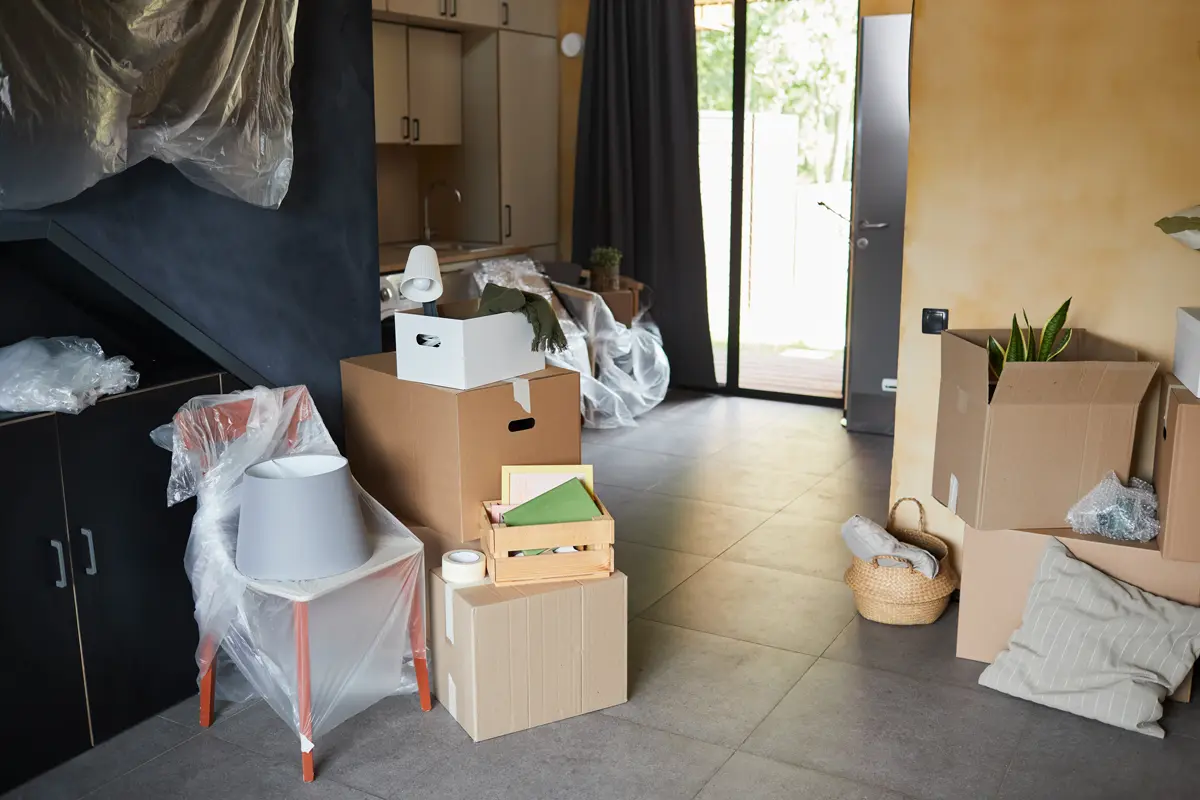 Wohnraum mit gestapelten Kartons bei einer Wohnungsauflösung in Leipzig